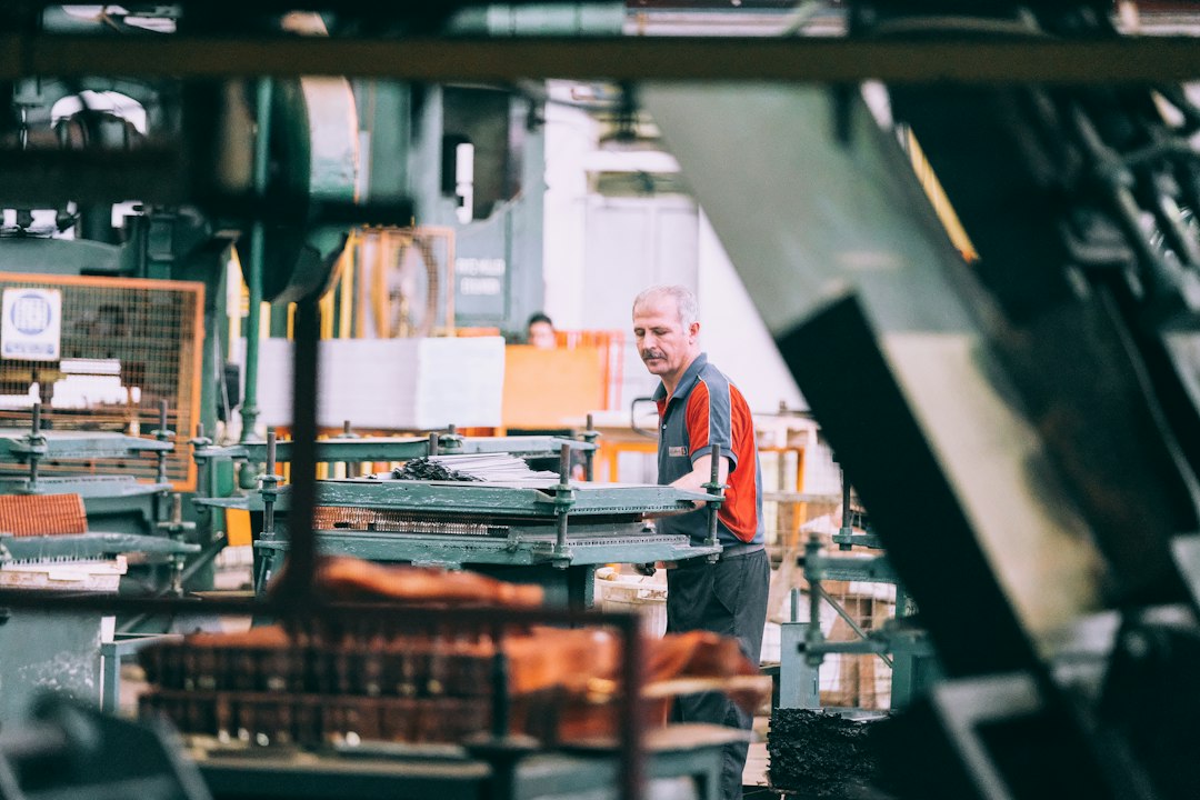 Profissional em ambiente industrial utilizando tecnologia digital