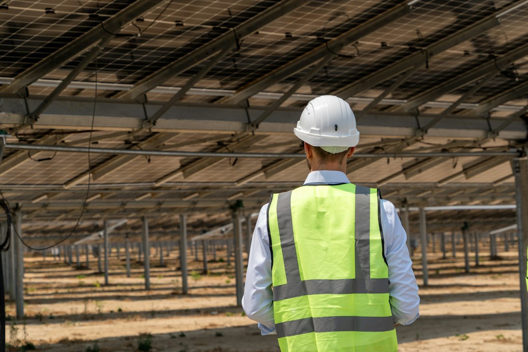 Profissional realizando inspeção em instalação de energia solar