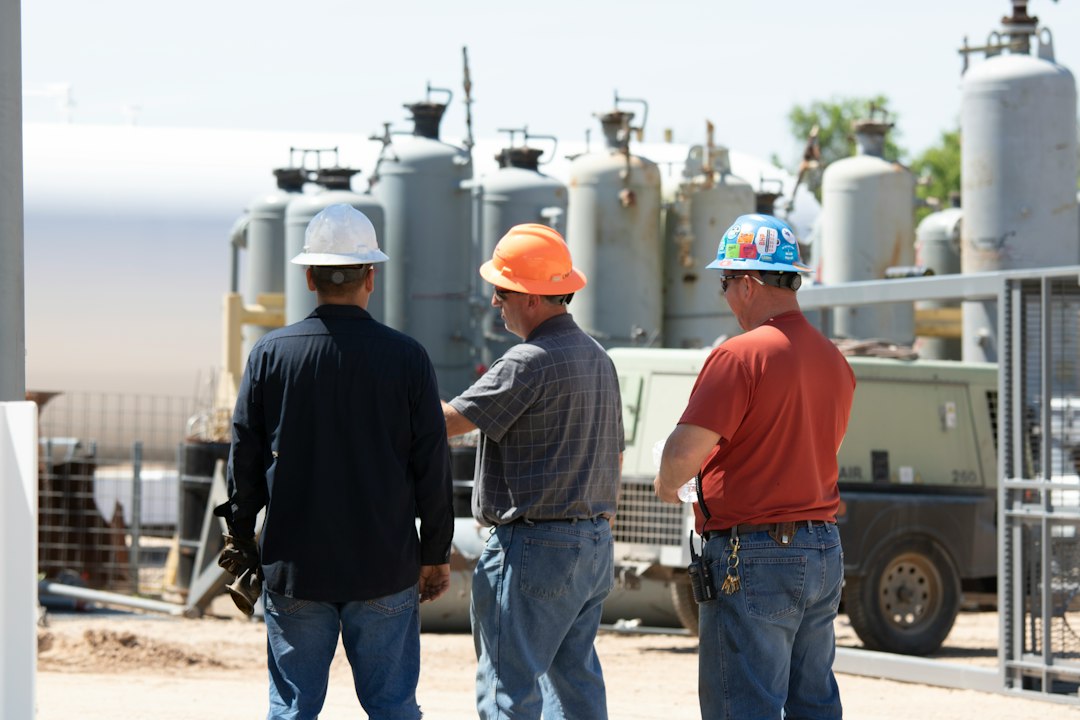 Profissionais discutindo segurança e equipamentos em ambiente industrial
