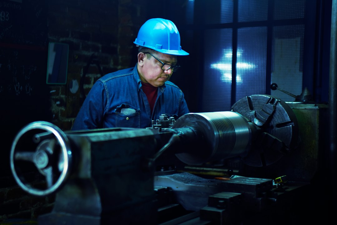 Trabalhador realizando manutenção em máquina industrial