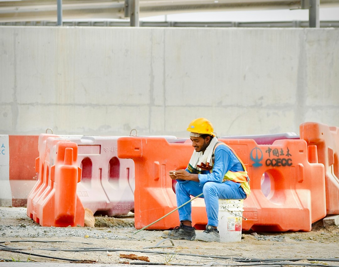 Trabalhador fazendo pausa durante atividade externa em condição de calor